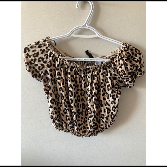 OFF THE SHOULDER LEOPARD PRINT CROP TOP - Picture 3 of 5